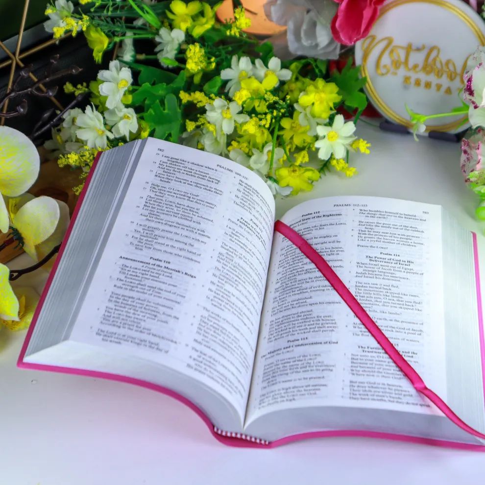 New King James Version (NKJV) – Chic Pink Vinyl Cover with Concordance