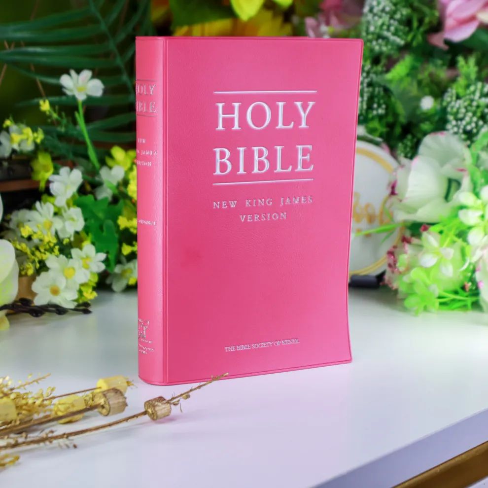 New King James Version (NKJV) – Chic Pink Vinyl Cover with Concordance
