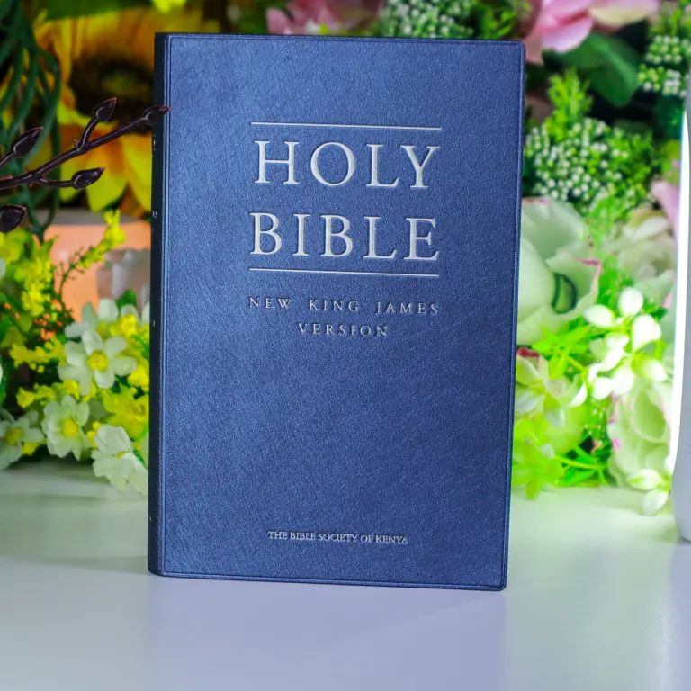 Blue New King James Version (NKJV) – Sophisticated Blue Vinyl Cover with Concordance ✨