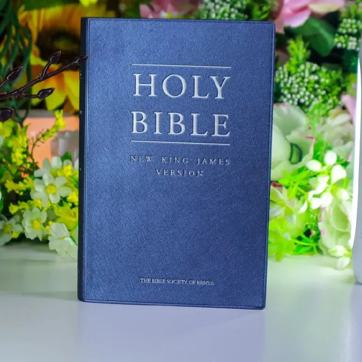 Blue New King James Version (NKJV) – Sophisticated Blue Vinyl Cover with Concordance ✨