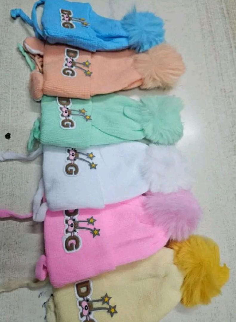 Complete receiving set:5 in 1 diapers bag+woolen baby blanket+white dotted wrapper+muffins+5 pieces lucky star baby suit+newborn socks+knitted sweater+newborn vests+ softcare diapers small  15 pieces
