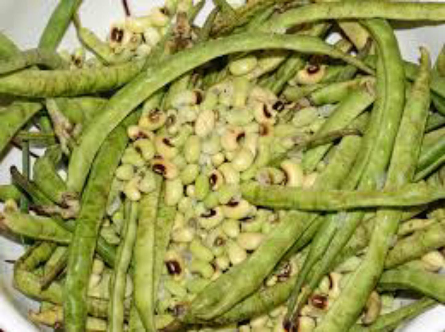 Mixed Fresh Pigeon Peas,Cow Peas and some Beans + additional 1-5 bottle guard as a tip🤍 from kamba land kitui mwingi 💯%Natural NO ADDED FERTILIZERS