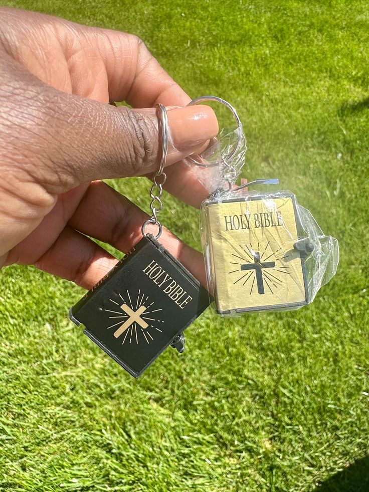 NEW!! MINI-BIBLE KEYCHAIN, (english) unique holy bible (keychain)  available in english. ( black and gold color).