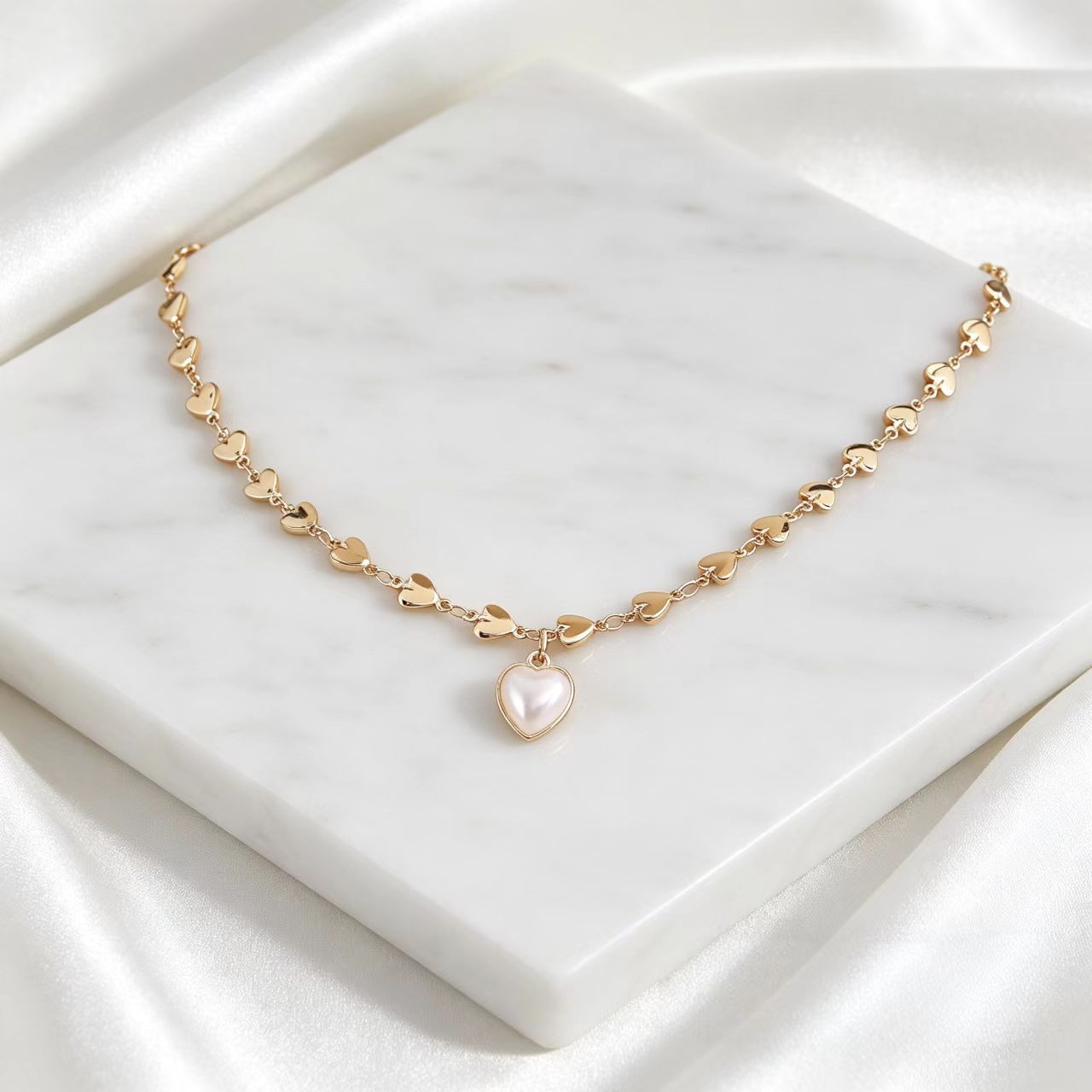 Lady's Necklace 18K Gold Plated Heart Chain Choker With Delicate White Mother Of Pearl Heart Pendant Skin Friendly Hypoallergenic Lightweight Elegant Fashion Accessories Suitable For Daily Wear