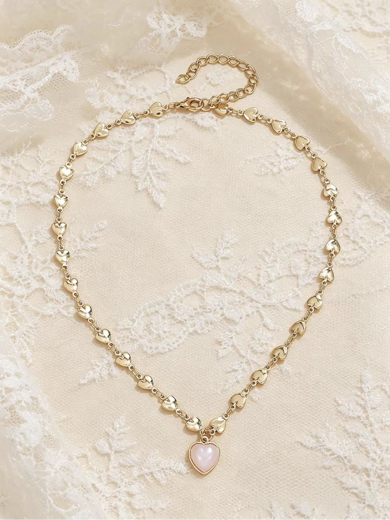 Lady's Necklace 18K Gold Plated Heart Chain Choker With Delicate White Mother Of Pearl Heart Pendant Skin Friendly Hypoallergenic Lightweight Elegant Fashion Accessories Suitable For Daily Wear