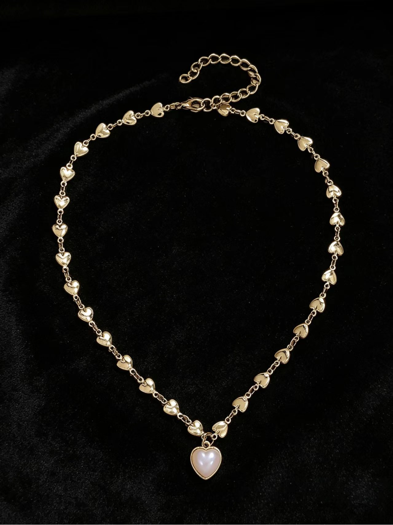 Lady's Necklace 18K Gold Plated Heart Chain Choker With Delicate White Mother Of Pearl Heart Pendant Skin Friendly Hypoallergenic Lightweight Elegant Fashion Accessories Suitable For Daily Wear