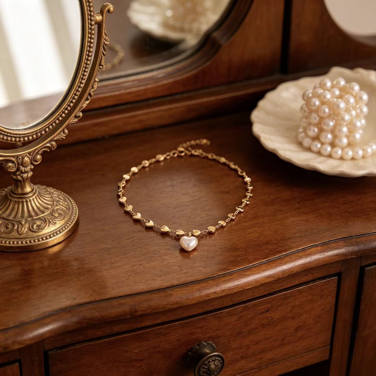 Lady's Necklace 18K Gold Plated Heart Chain Choker With Delicate White Mother Of Pearl Heart Pendant Skin Friendly Hypoallergenic Lightweight Elegant Fashion Accessories Suitable For Daily Wear