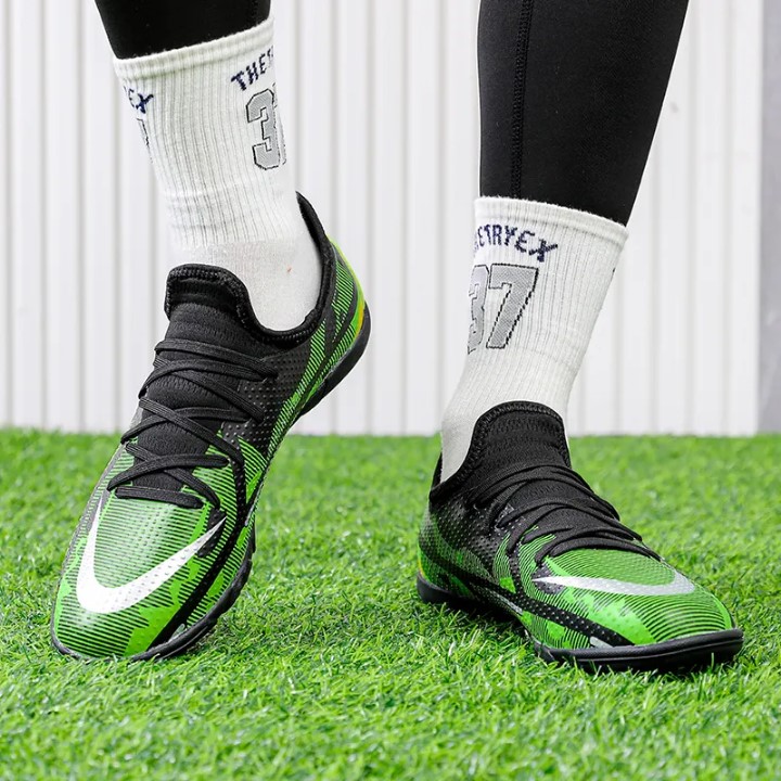 FOOTBALL/SOCCER TRAINERS - SIZE 44 - HIGH QUALITY