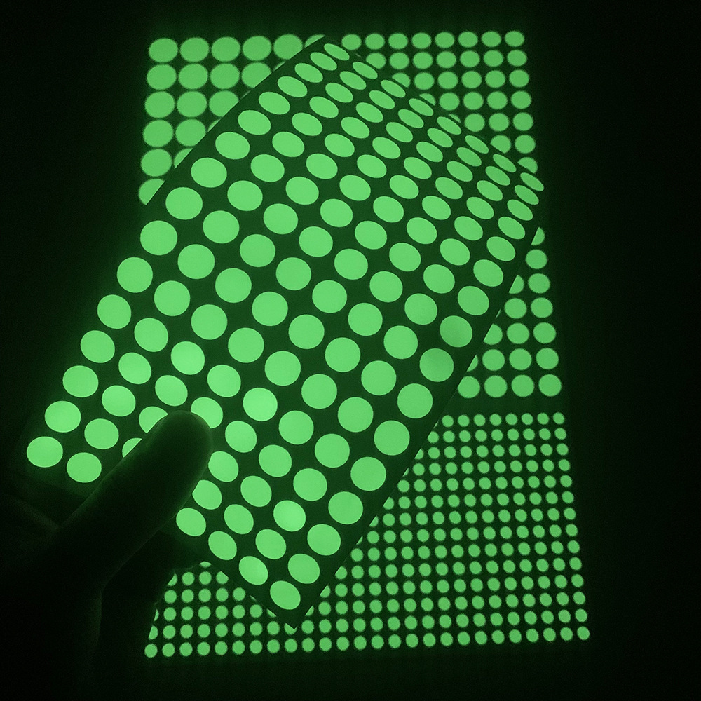 Glow-in-the-dark star wall stickers for living room and bedroom light switches; children's polka dot and heart DIY creative glow-in-the-dark stickers.