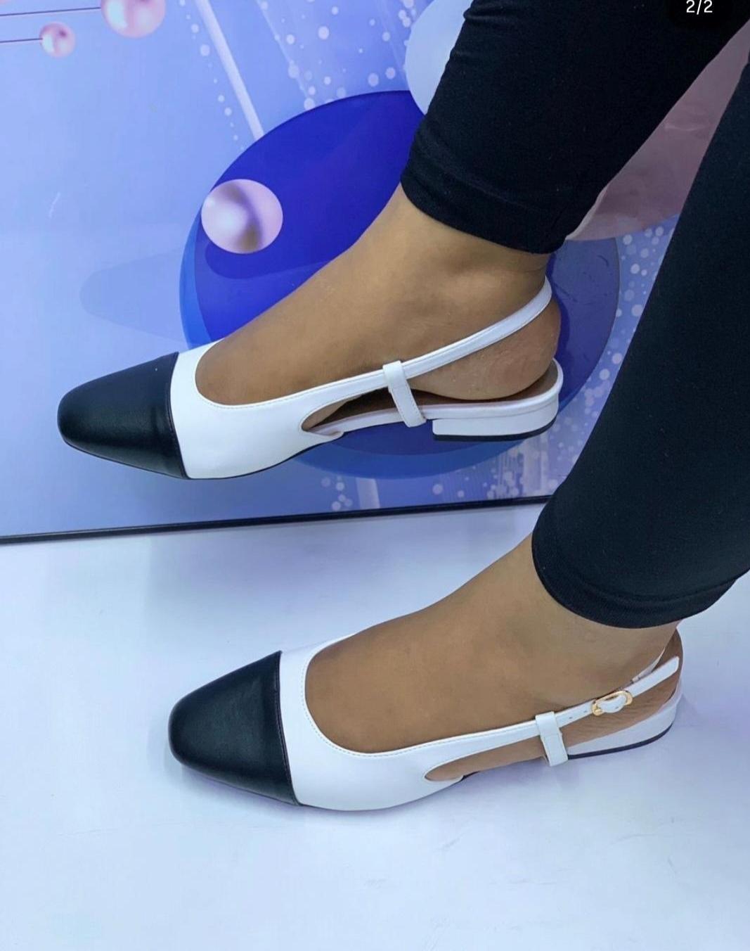 COFORTABLE High Quality Fashionable bicolour slingback flats featuring a contrasting toe cap and a cutout side design.