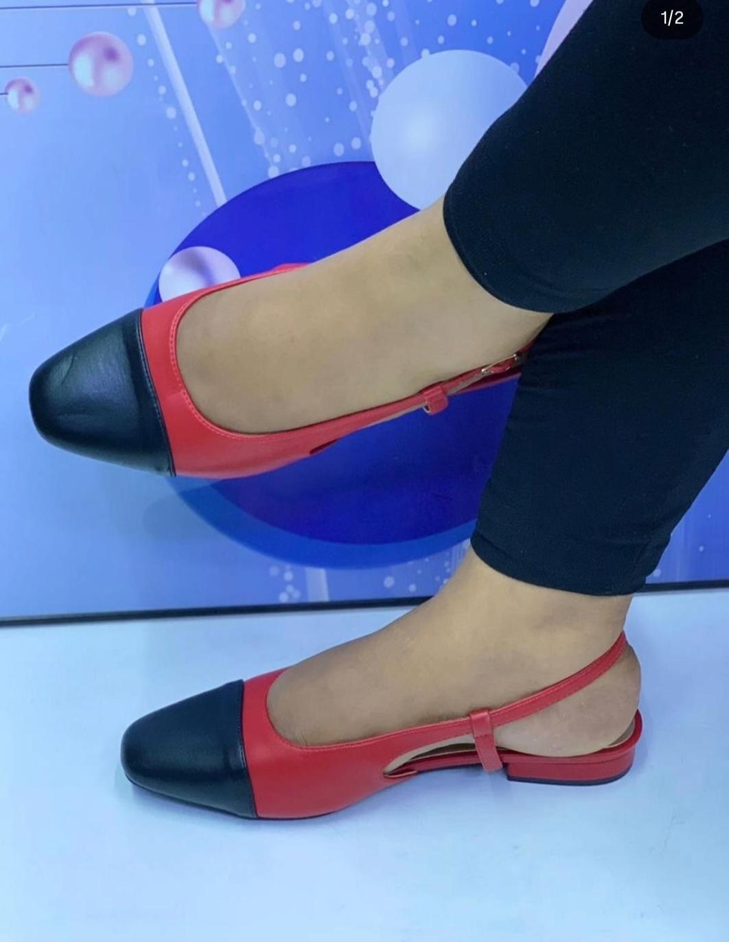 COFORTABLE High Quality Fashionable bicolour slingback flats featuring a contrasting toe cap and a cutout side design.