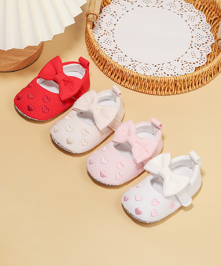 Classic Fashion 0-8M Newborn Love Embroidered Baby Shoes Anti slip Cloth Bottom Shoes for Girls Elegant Casual Princess Shoes