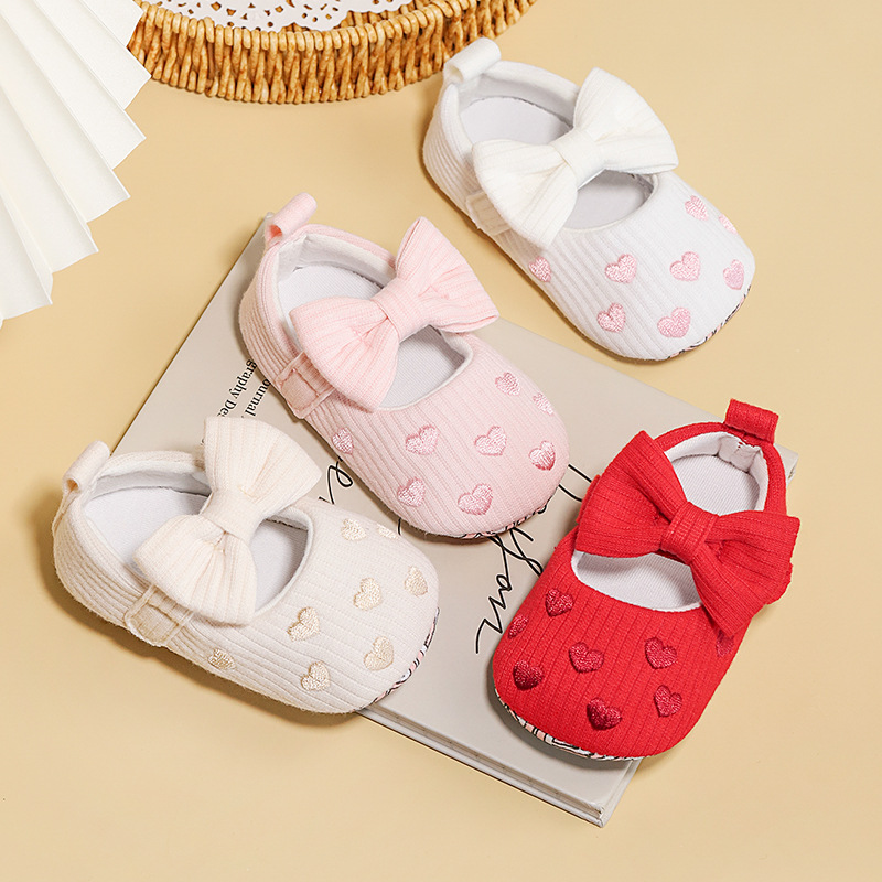 Classic Fashion 0-8M Newborn Love Embroidered Baby Shoes Anti slip Cloth Bottom Shoes for Girls Elegant Casual Princess Shoes