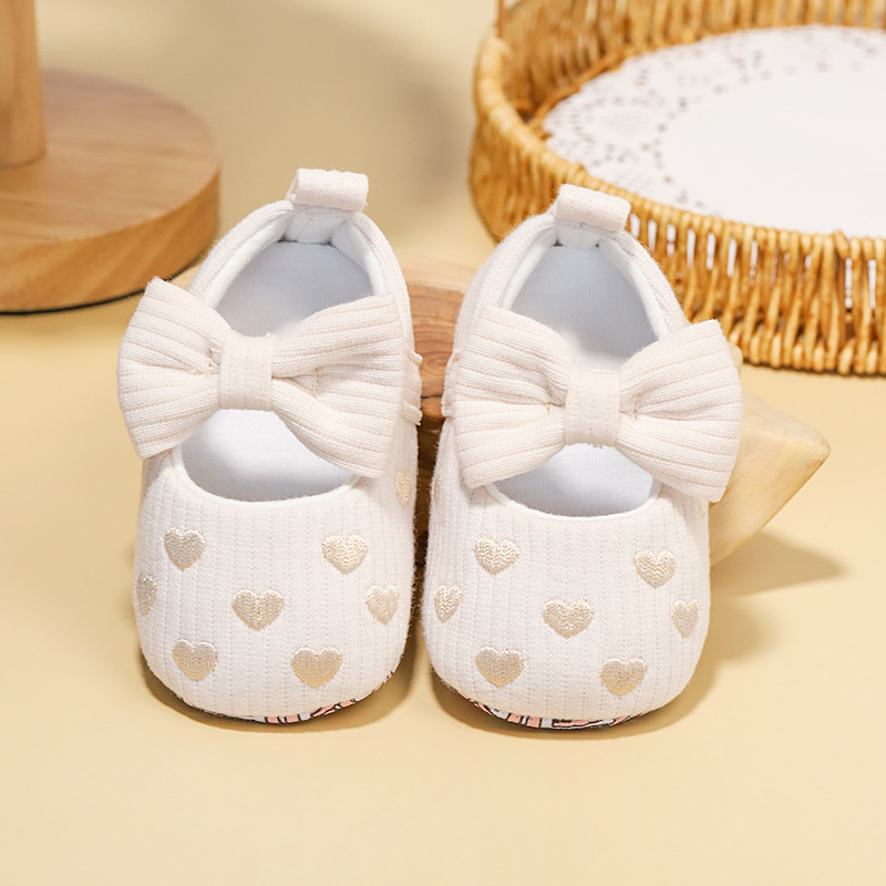 Classic Fashion 0-8M Newborn Love Embroidered Baby Shoes Anti slip Cloth Bottom Shoes for Girls Elegant Casual Princess Shoes