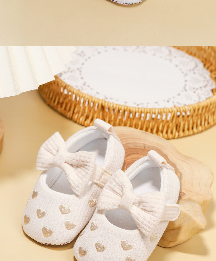 Classic Fashion 0-8M Newborn Love Embroidered Baby Shoes Anti slip Cloth Bottom Shoes for Girls Elegant Casual Princess Shoes