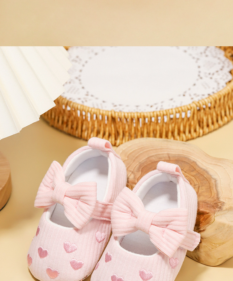 Classic Fashion 0-8M Newborn Love Embroidered Baby Shoes Anti slip Cloth Bottom Shoes for Girls Elegant Casual Princess Shoes