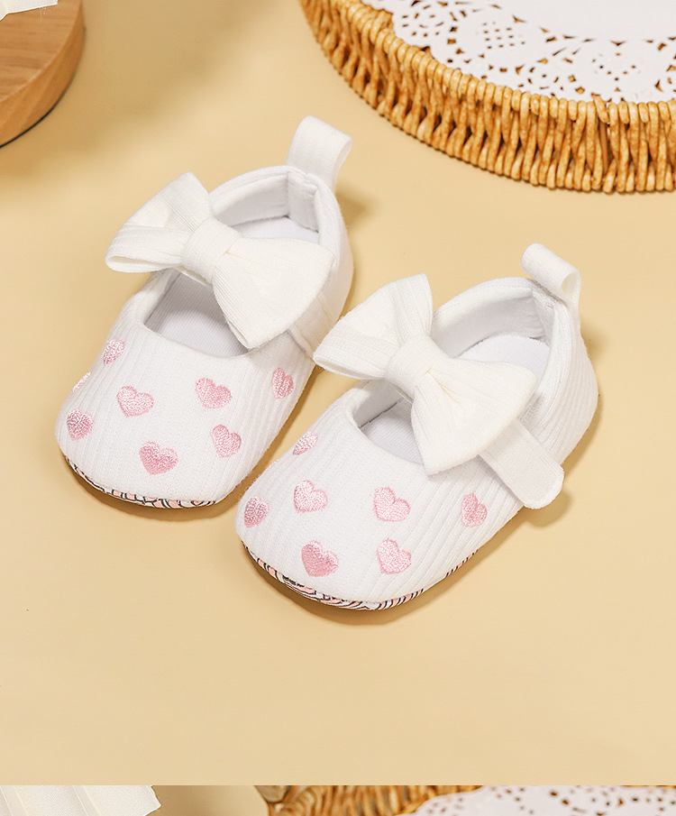 Classic Fashion 0-8M Newborn Love Embroidered Baby Shoes Anti slip Cloth Bottom Shoes for Girls Elegant Casual Princess Shoes