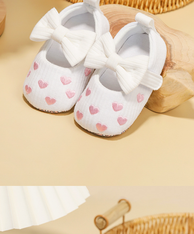 Classic Fashion 0-8M Newborn Love Embroidered Baby Shoes Anti slip Cloth Bottom Shoes for Girls Elegant Casual Princess Shoes