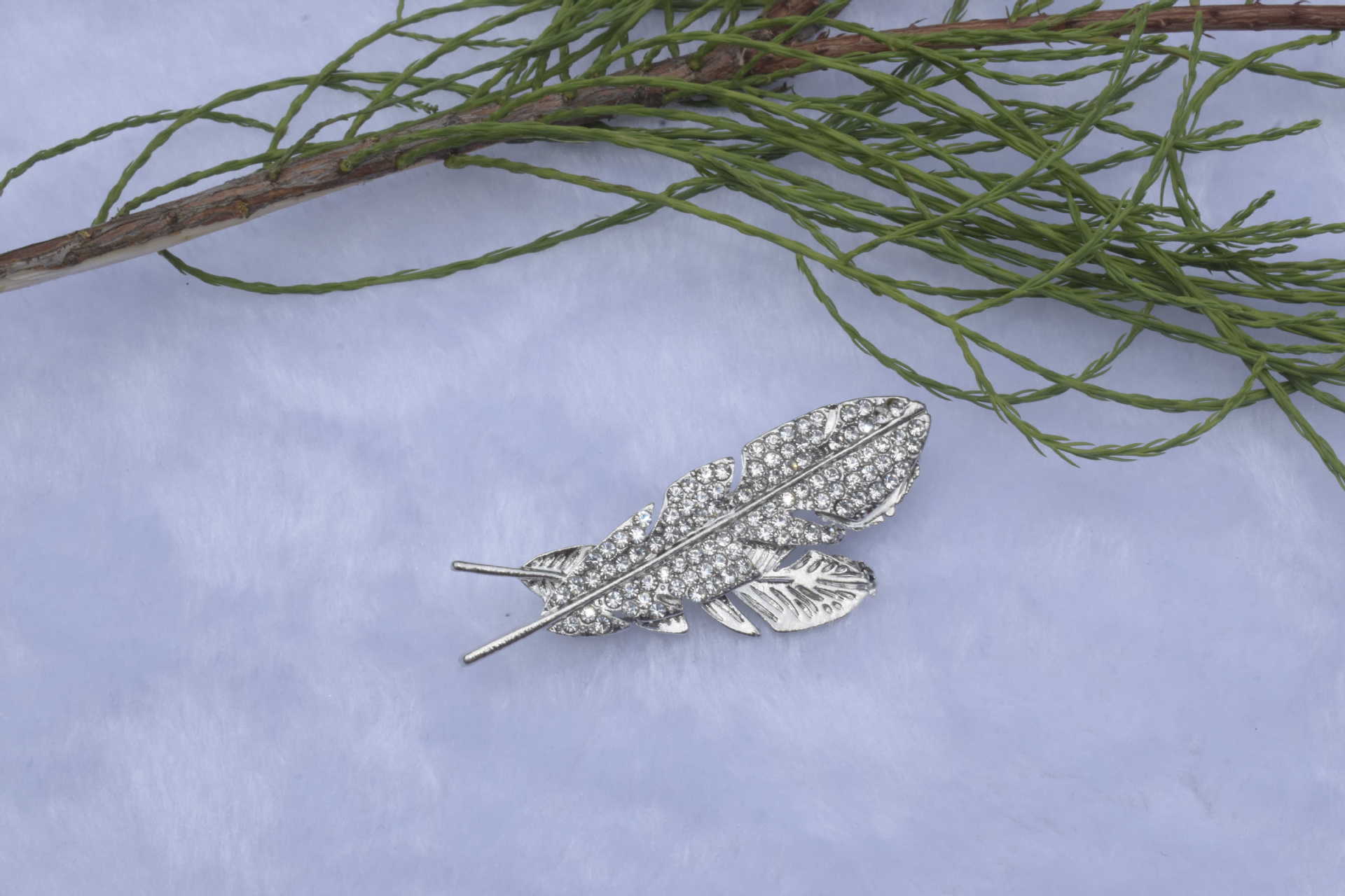 Temperament Elegant Full Rhinestone Hollow Feather Brooch Men's Classic Brooch Set Lapel Pin Jewelry Luxury Accessories A-1701