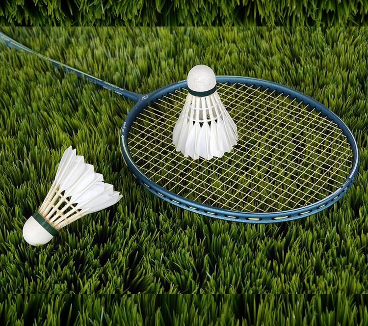 Badminton racket with two shuttles Perfectly suitable for beginner playing in the attacking style