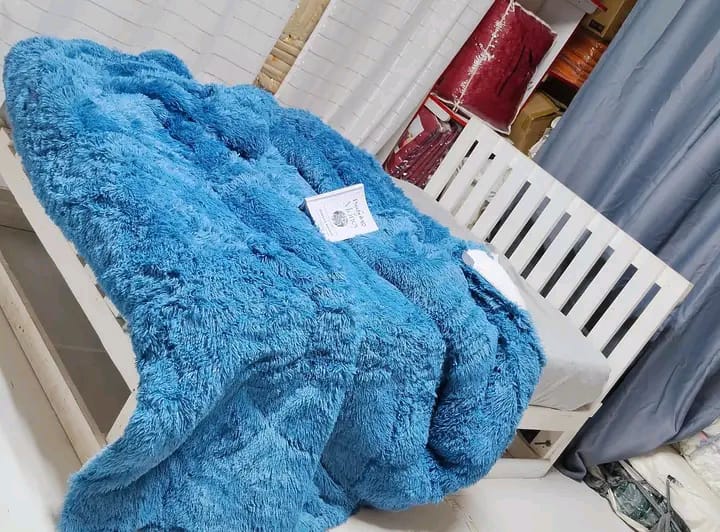 Luxury Plush Fluffy Duvet set -4 pillow cases plus 1 bedsheet×– Ultra Soft Warm Comforter Bedding for All Seasons