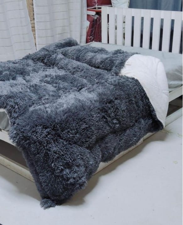Luxury Plush Fluffy Duvet set -4 pillow cases plus 1 bedsheet×– Ultra Soft Warm Comforter Bedding for All Seasons