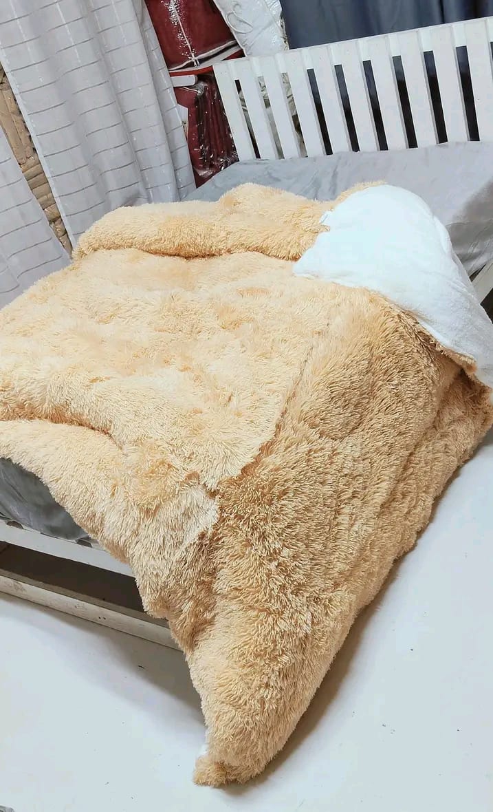Luxury Plush Fluffy Duvet set -4 pillow cases plus 1 bedsheet×– Ultra Soft Warm Comforter Bedding for All Seasons