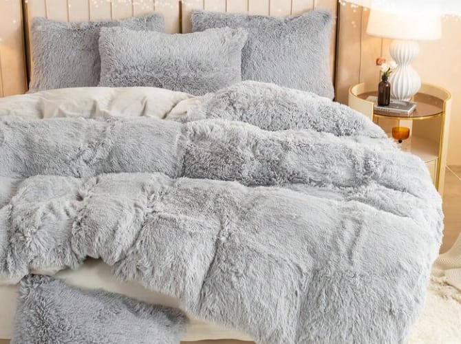 Luxury Plush Fluffy Duvet set -4 pillow cases plus 1 bedsheet×– Ultra Soft Warm Comforter Bedding for All Seasons