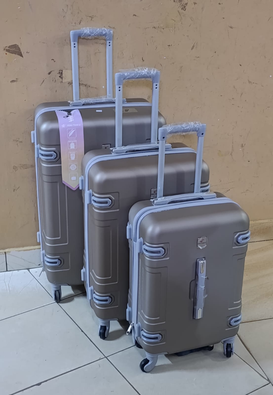 GRAB TODAY WHILE STOCK LAST‼️‼️✔️PRICE DROP
3 in 1 Luxurious Fibre Suitcase*

▪️Zipper closure frame.
▪️360 Easy-glide spinner wheels. 
▪️Telescopic handle system locks in multiple levels to adapt.
▪️