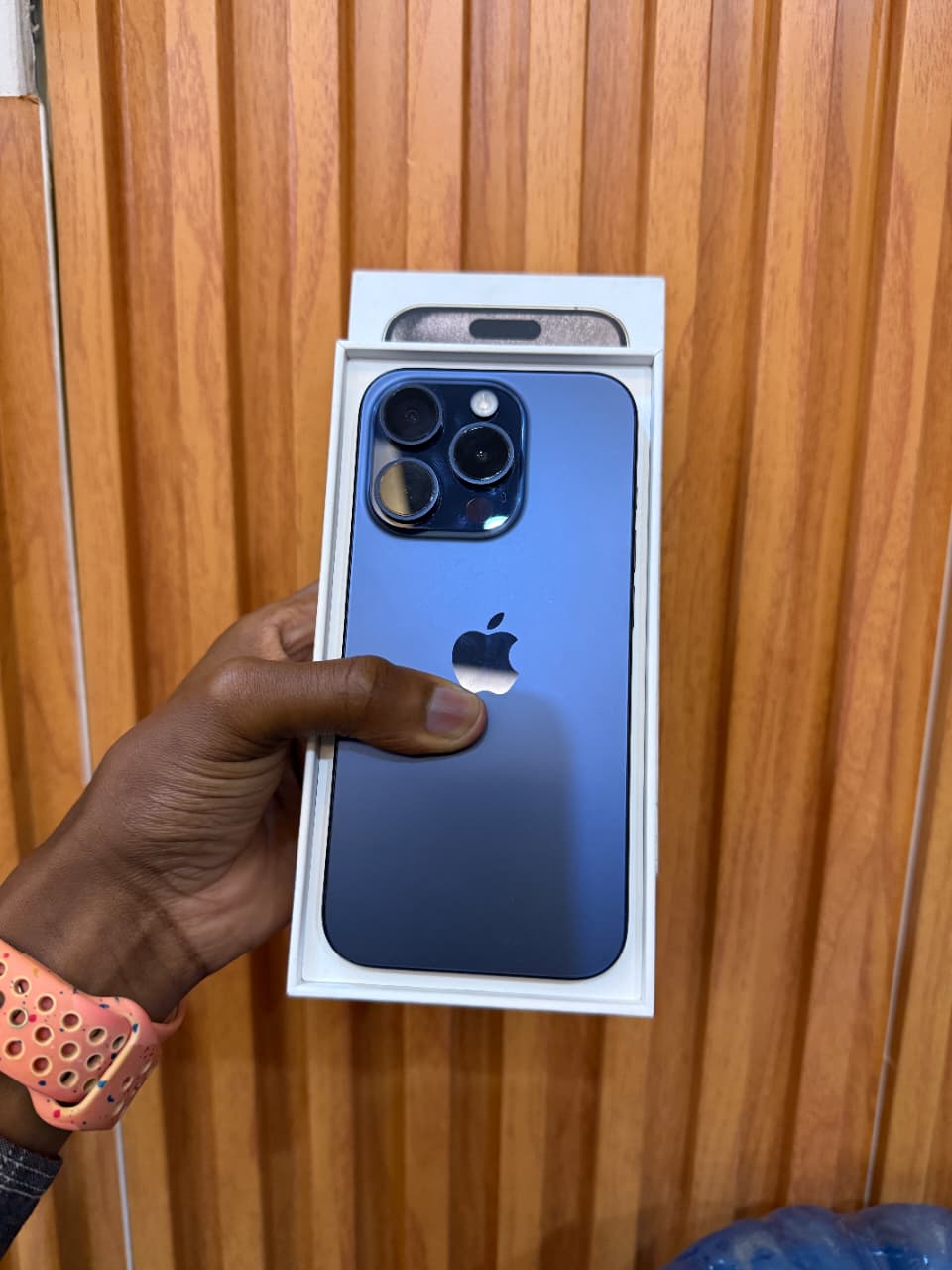 iPhone 15 Pro – Titanium Power. Pro Performance.Display: 6.1″ Super Retina XDR OLED, 120Hz ProMotion
