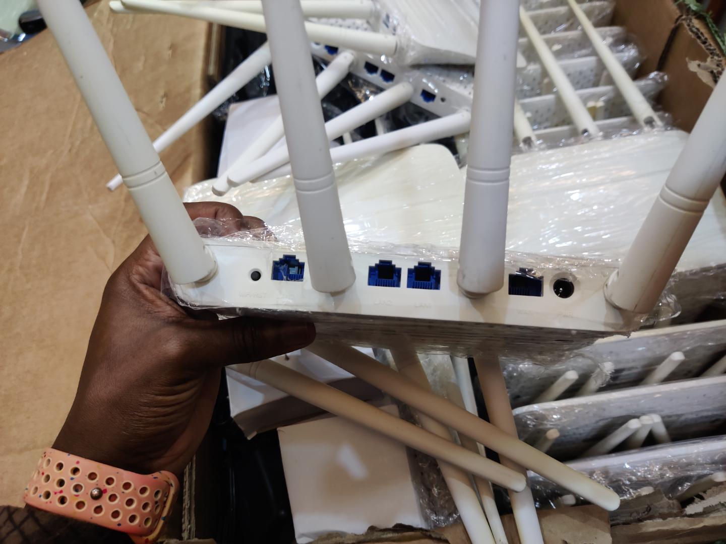 Tenda F6 N300 Router – Strong Signal, Smooth Connection 4 antennas Wi-Fi Speed: 300Mbps (2.4GHz)