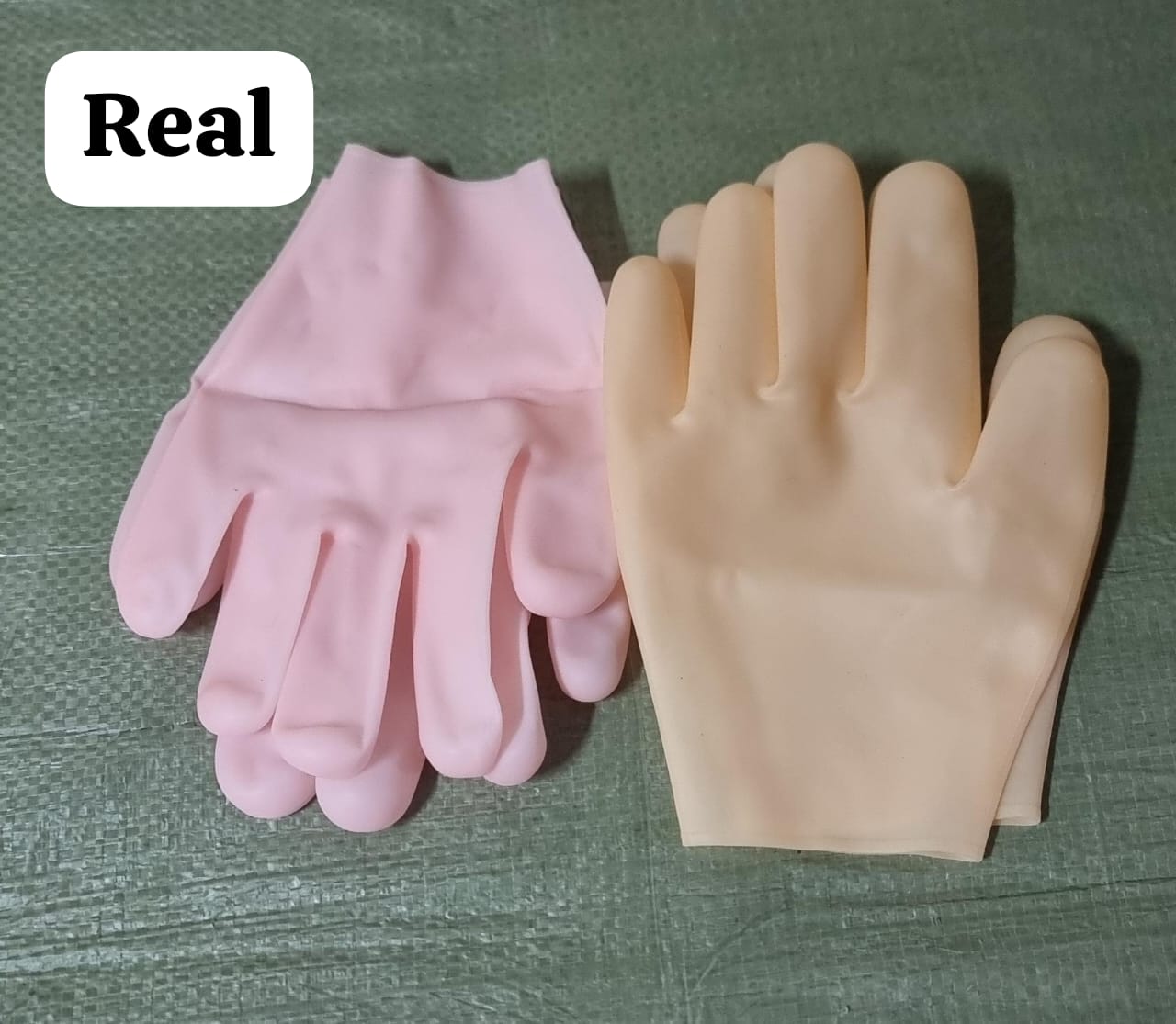 Silicone Moisturizing Hand Gloves  designed to lock in lotion for deep hydration, One-size-fits-all stretchy design fits men and women comfortably Reusable and waterproof for easy rinsing