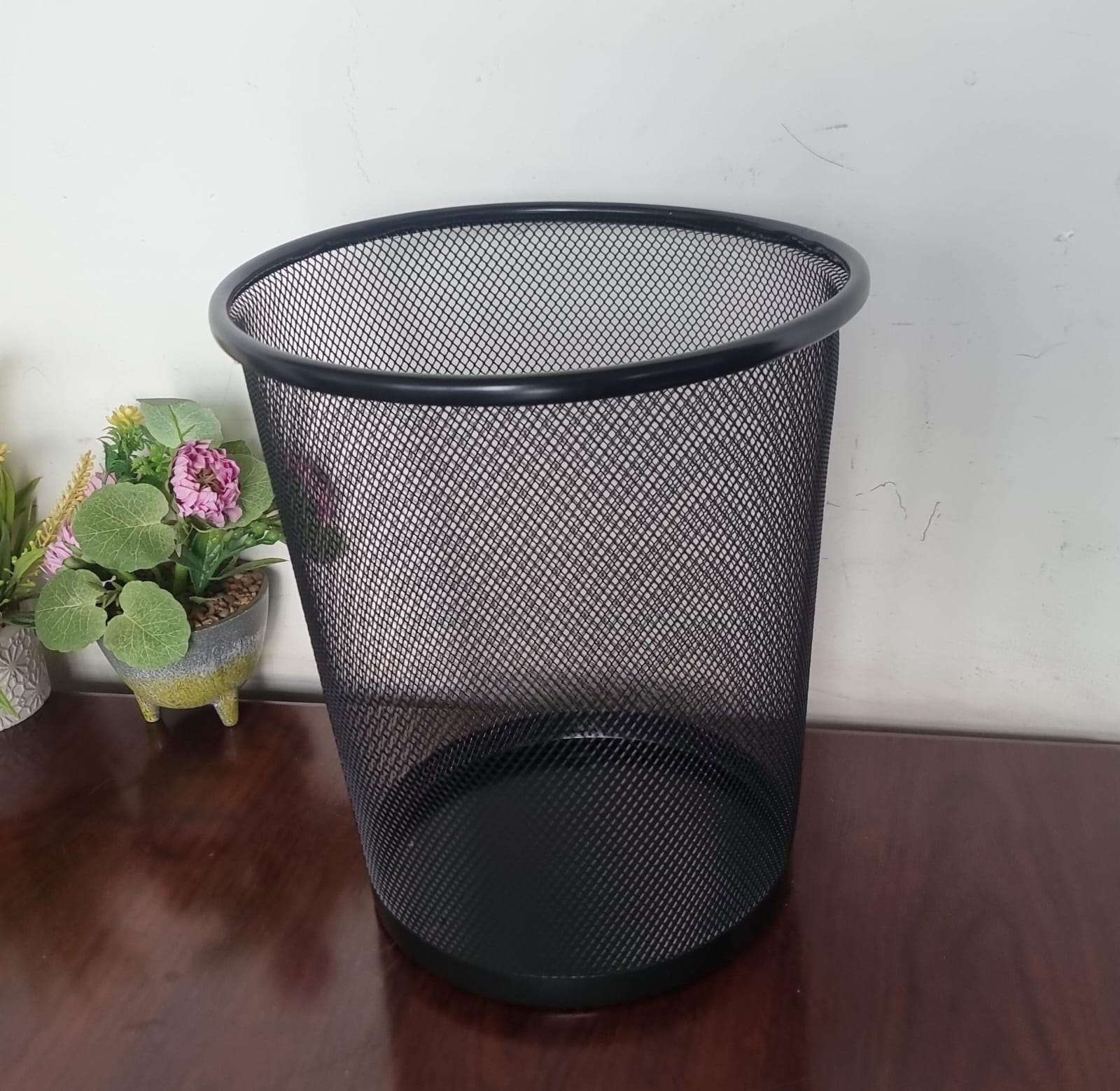 9L Metallic Mesh Dust Bin Black Silver Upgrade kitchen or office tidiness with this 9L metallic mesh dust bin—stylish black or silver wire construction offers breathable design preventing odors while