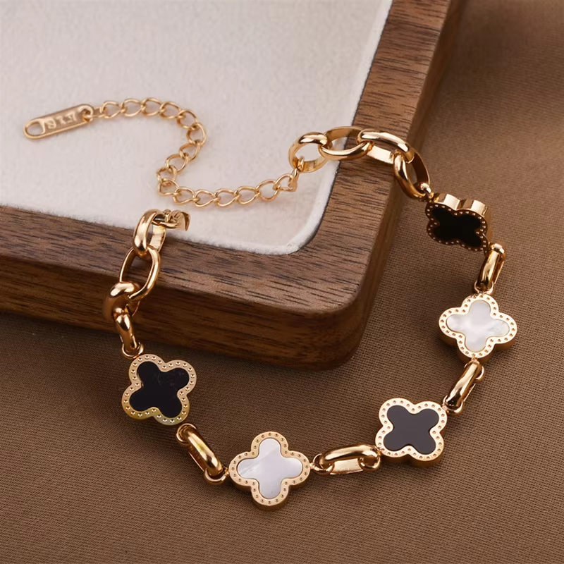Clover Black and White Shell Bracelet Adjustable Pendant Bracelet Couple Simple and Versatile Design Fashionable Handmade Lucky Chain Gift for Girlfriend