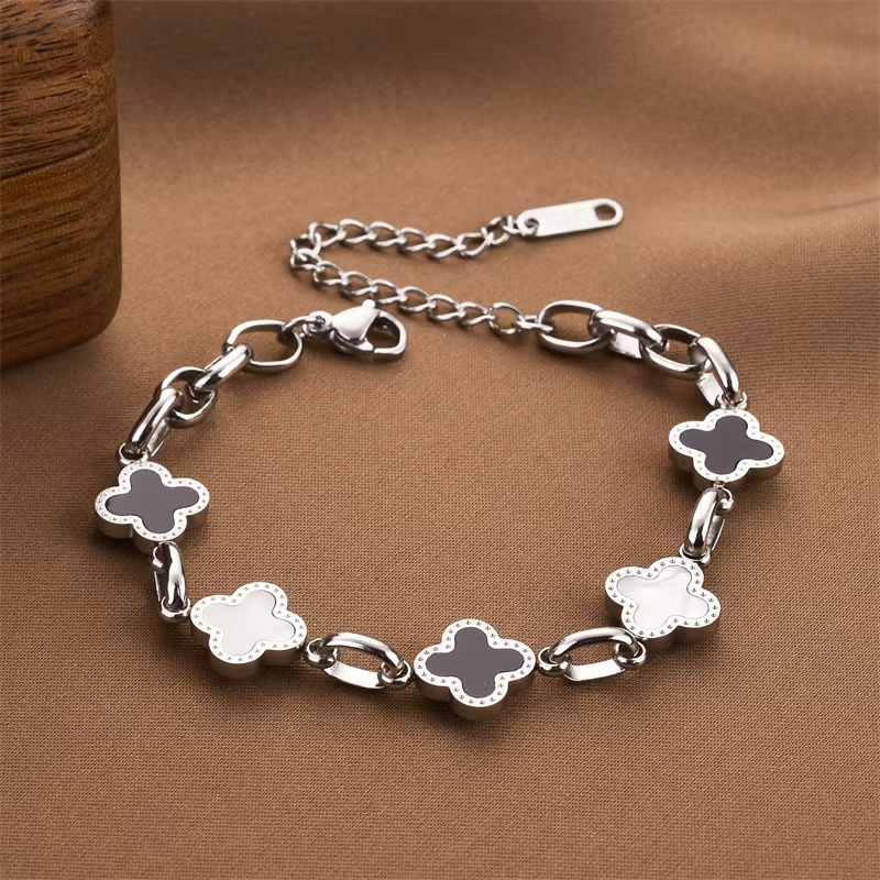 Clover Black and White Shell Bracelet Adjustable Pendant Bracelet Couple Simple and Versatile Design Fashionable Handmade Lucky Chain Gift for Girlfriend