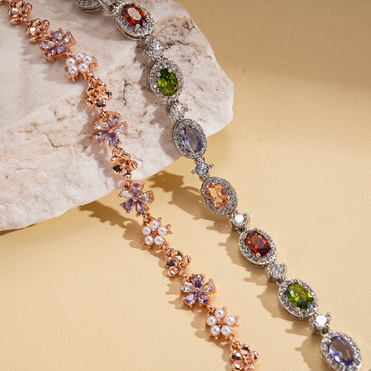 European and American light luxury style zircon imitation pearl flower oval buckle bracelet, vintage and exquisite, with a high-end temperament.