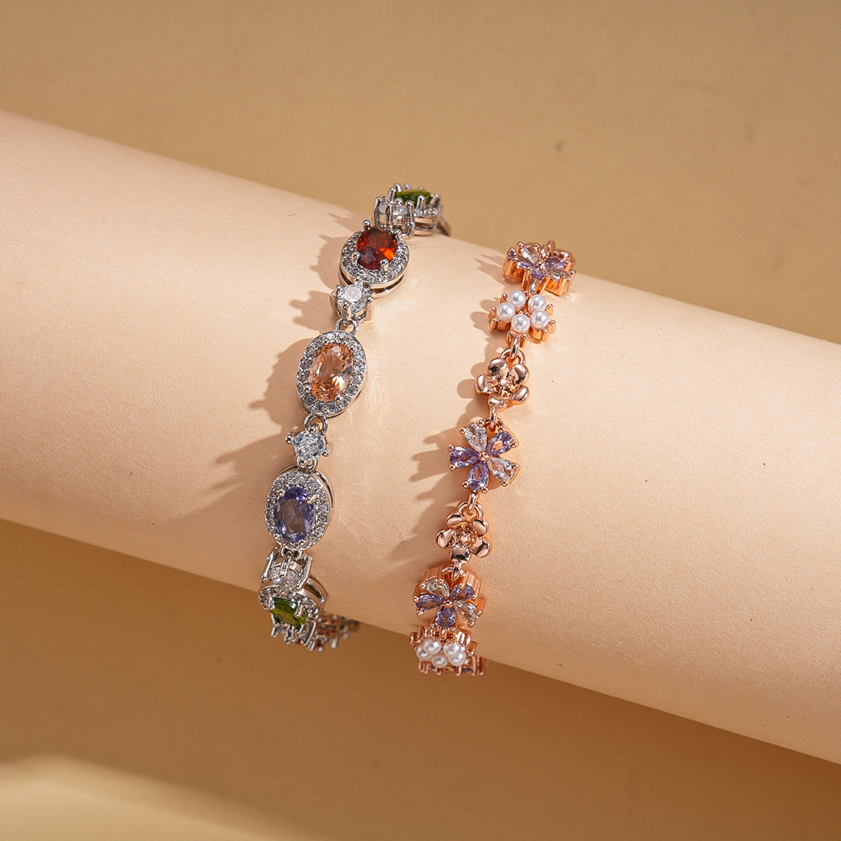 European and American light luxury style zircon imitation pearl flower oval buckle bracelet, vintage and exquisite, with a high-end temperament.