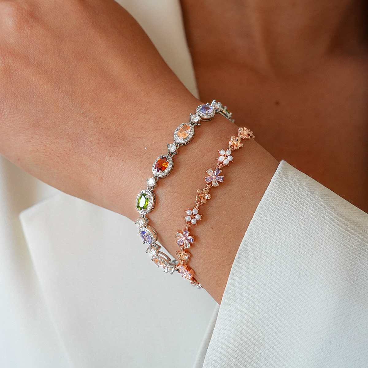 European and American light luxury style zircon imitation pearl flower oval buckle bracelet, vintage and exquisite, with a high-end temperament.