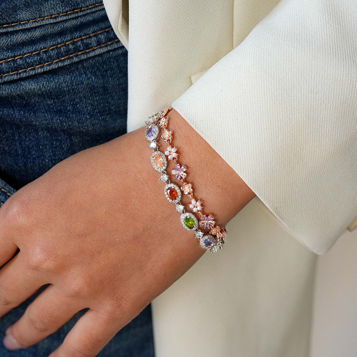 European and American light luxury style zircon imitation pearl flower oval buckle bracelet, vintage and exquisite, with a high-end temperament.