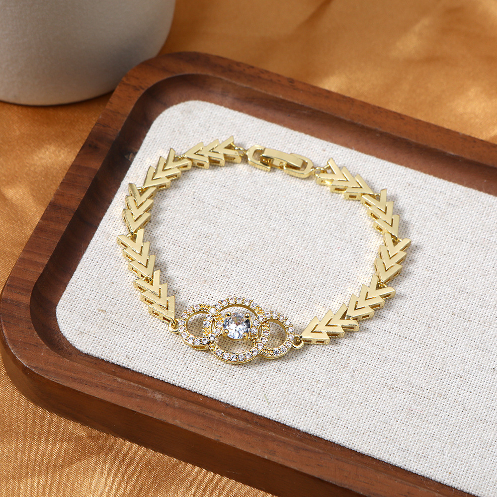 European and American new arrow-shaped snake bone bracelet, fashionable light luxury high-end bracelet hand jewelry with zircon, versatile bracelet for women.
