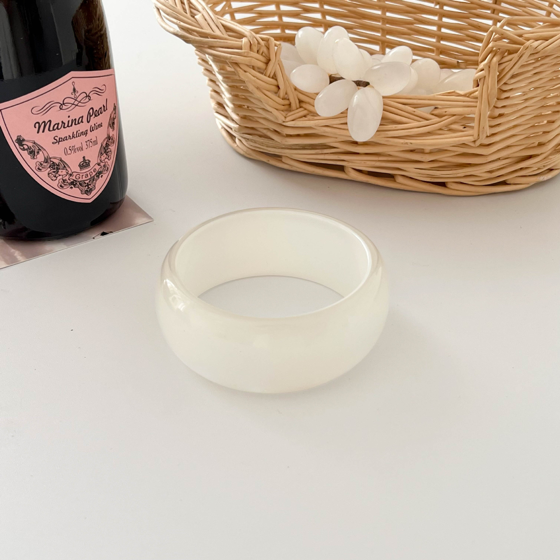 Cross border hot selling resin irregular bracelet set for women in Europe and America, exaggerated white series bracelet, hand jewelry, accessories