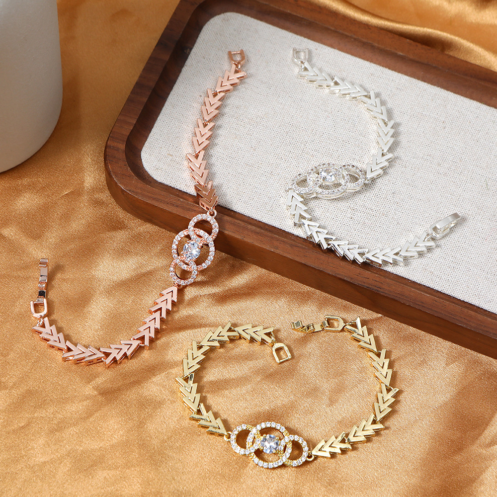 European and American new arrow-shaped snake bone bracelet, fashionable light luxury high-end bracelet hand jewelry with zircon, versatile bracelet for women.