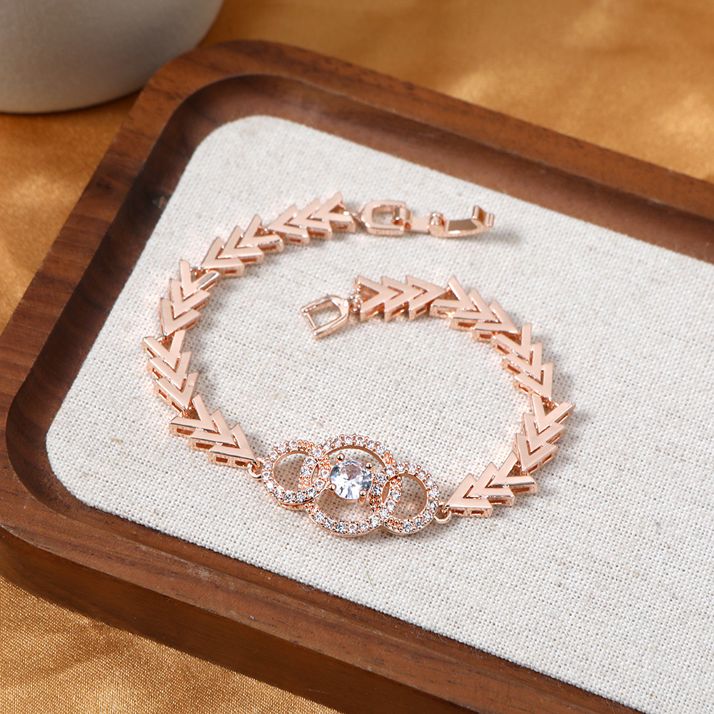 European and American new arrow-shaped snake bone bracelet, fashionable light luxury high-end bracelet hand jewelry with zircon, versatile bracelet for women.
