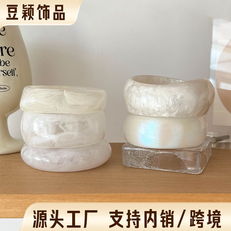 Cross border hot selling resin irregular bracelet set for women in Europe and America, exaggerated white series bracelet, hand jewelry, accessories