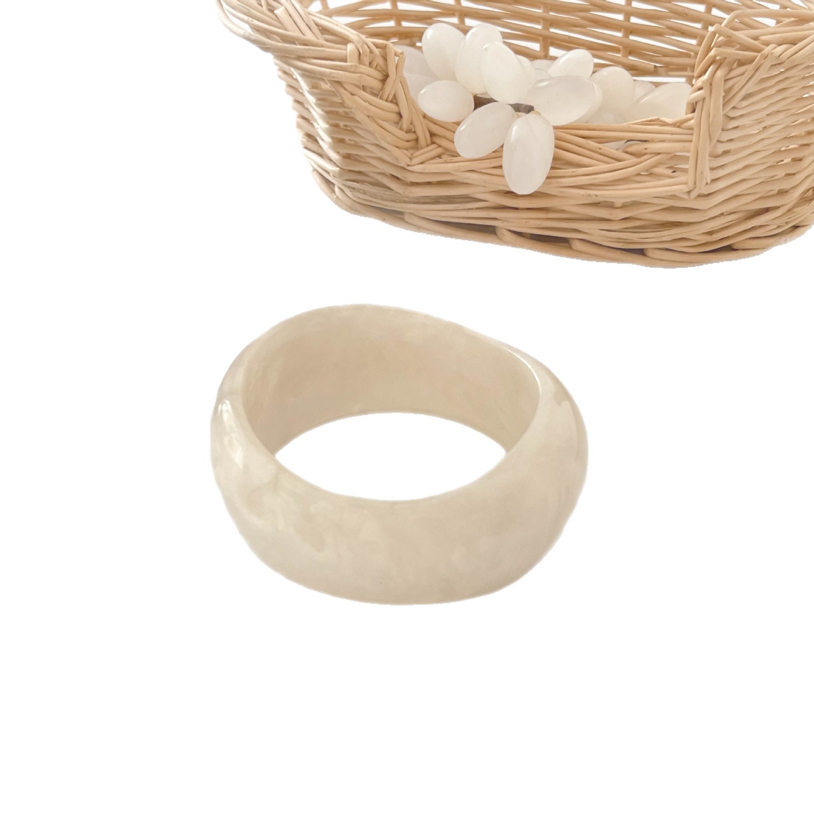 Cross border hot selling resin irregular bracelet set for women in Europe and America, exaggerated white series bracelet, hand jewelry, accessories