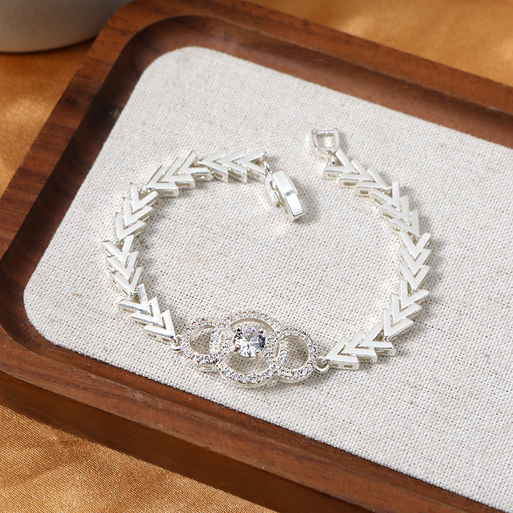 European and American new arrow-shaped snake bone bracelet, fashionable light luxury high-end bracelet hand jewelry with zircon, versatile bracelet for women.
