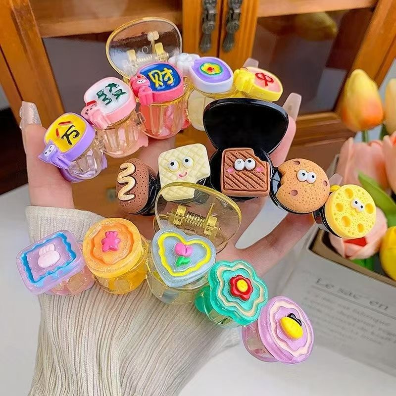 Bear-shaped biscuit claw clip, 2025 new style head accessory, back-of-head bun shark clip, cute and sweet hair clip, hair ornament.