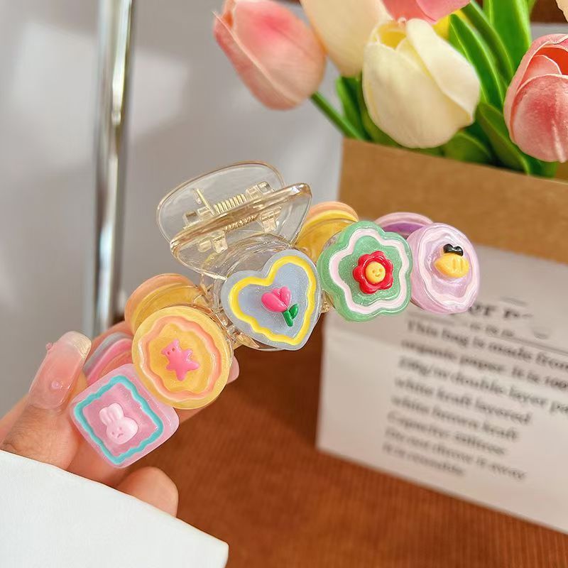 Bear-shaped biscuit claw clip, 2025 new style head accessory, back-of-head bun shark clip, cute and sweet hair clip, hair ornament.