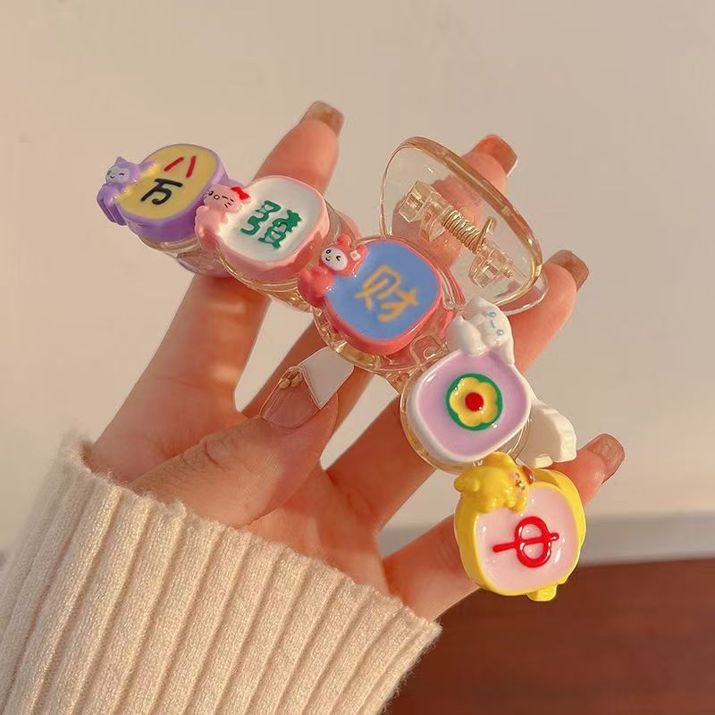 Bear-shaped biscuit claw clip, 2025 new style head accessory, back-of-head bun shark clip, cute and sweet hair clip, hair ornament.