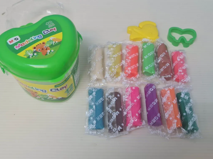 M&G 12 Color Modeling Clay Bucket (12 Colors) – Non-Toxic Educational Sculpting Dough Set with Reusable Storage Pail for Kids, Arts & School Crafts AKE04469.
